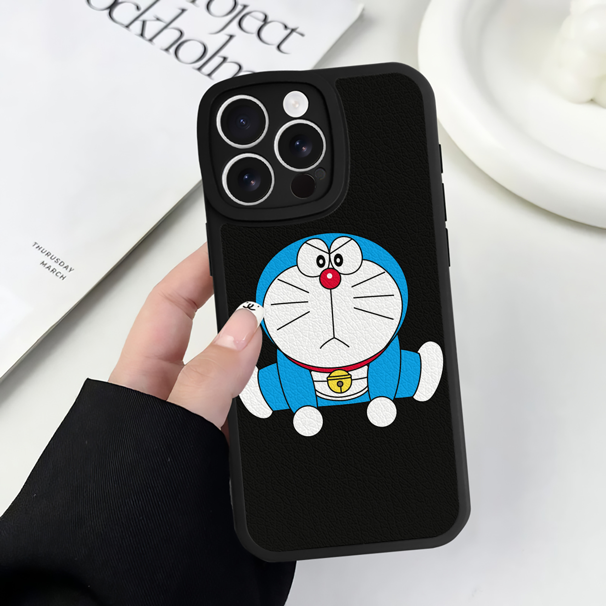 （画像用） ドラえもん Doraemon 【iPhone 16シリーズ対応】シリコンスマホケース（レザー調） 材質：シリコン